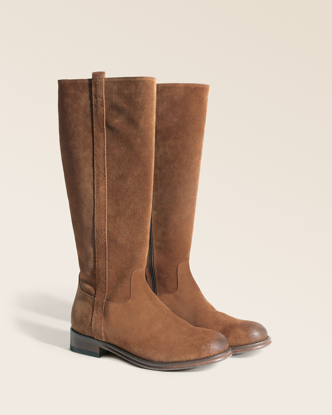Nos bottes Camargue Renouard en cuir velours fauve, vues de quart en studio.