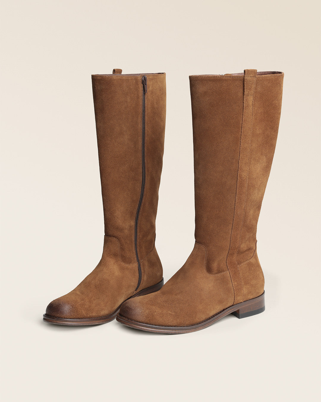 Les bottes Camargue Renouard en cuir velours fauve, vues en studio.