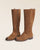 Les bottes Camargue Renouard en cuir velours fauve, vues en studio.