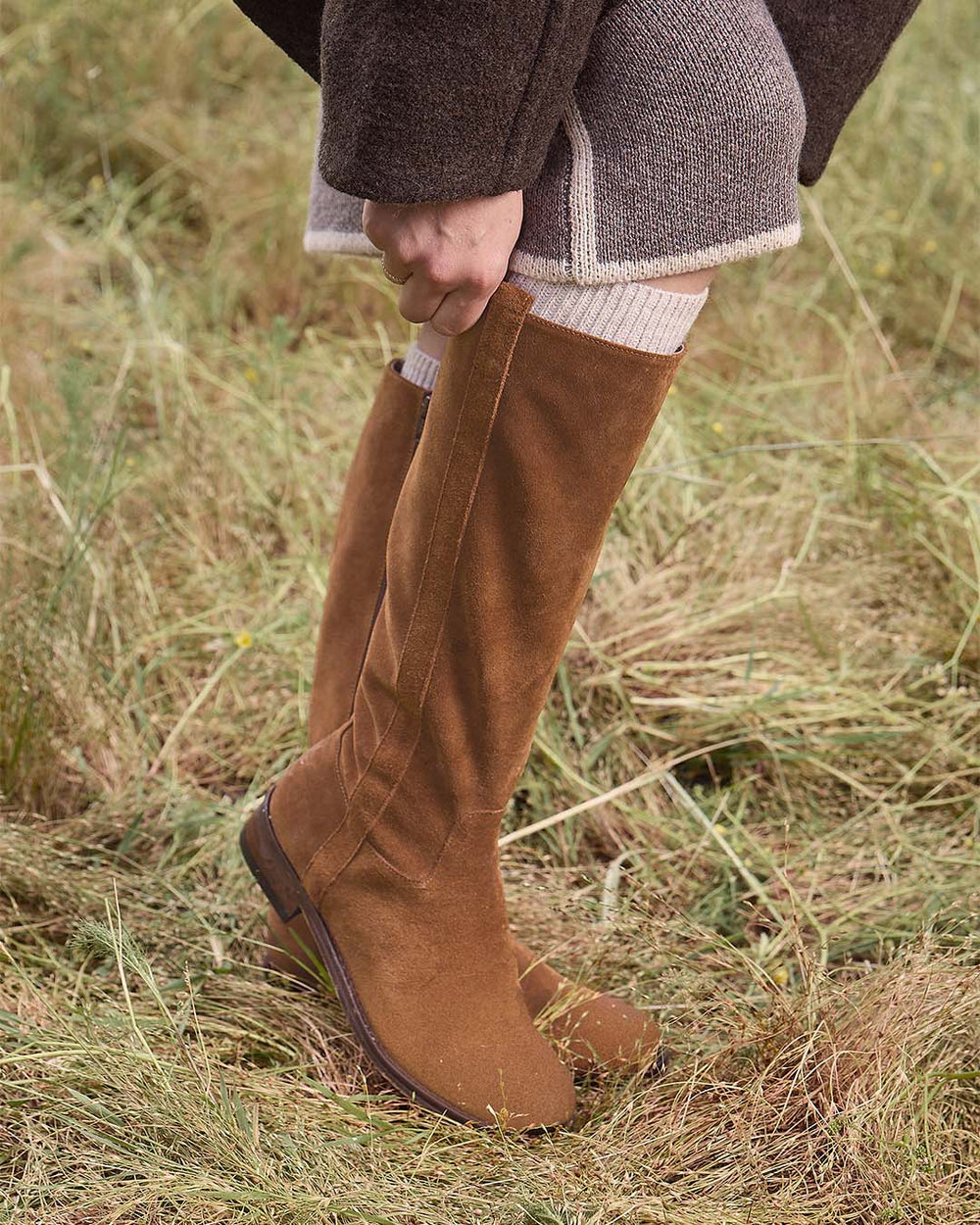 Les bottes Camargue Renouard en cuir velours fauve, vues portées par notre mannequin.