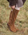 Les bottes Camargue Renouard en cuir velours fauve, vues portées par notre mannequin.