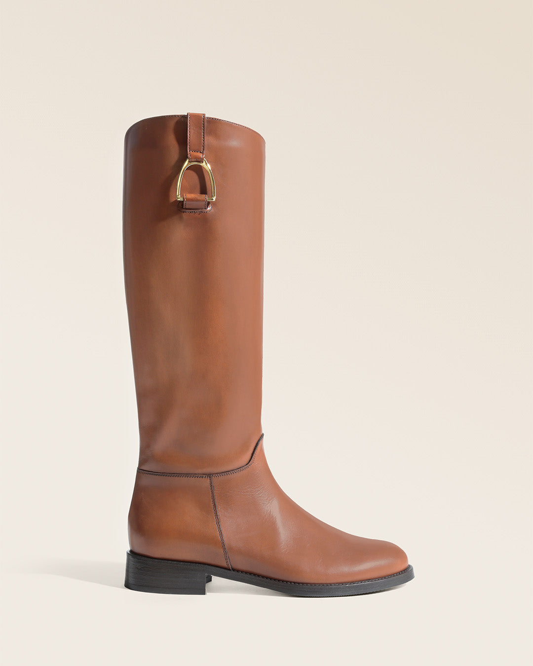 Nos bottes Horse Renouard en cuir de veau lisse fauve, vues de côté en studio.