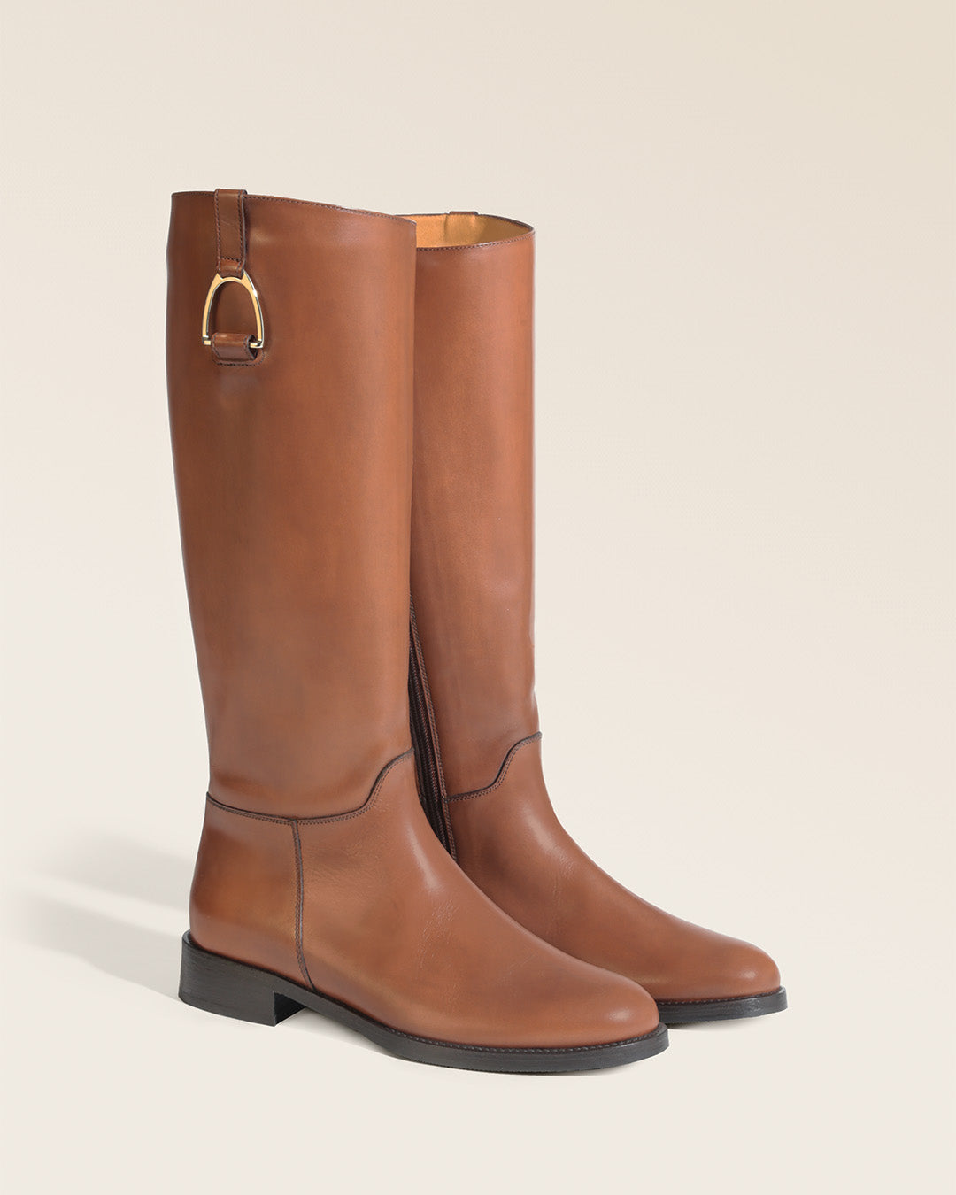Nos bottes Horse Renouard en cuir de veau lisse fauve, vues de quart en studio.