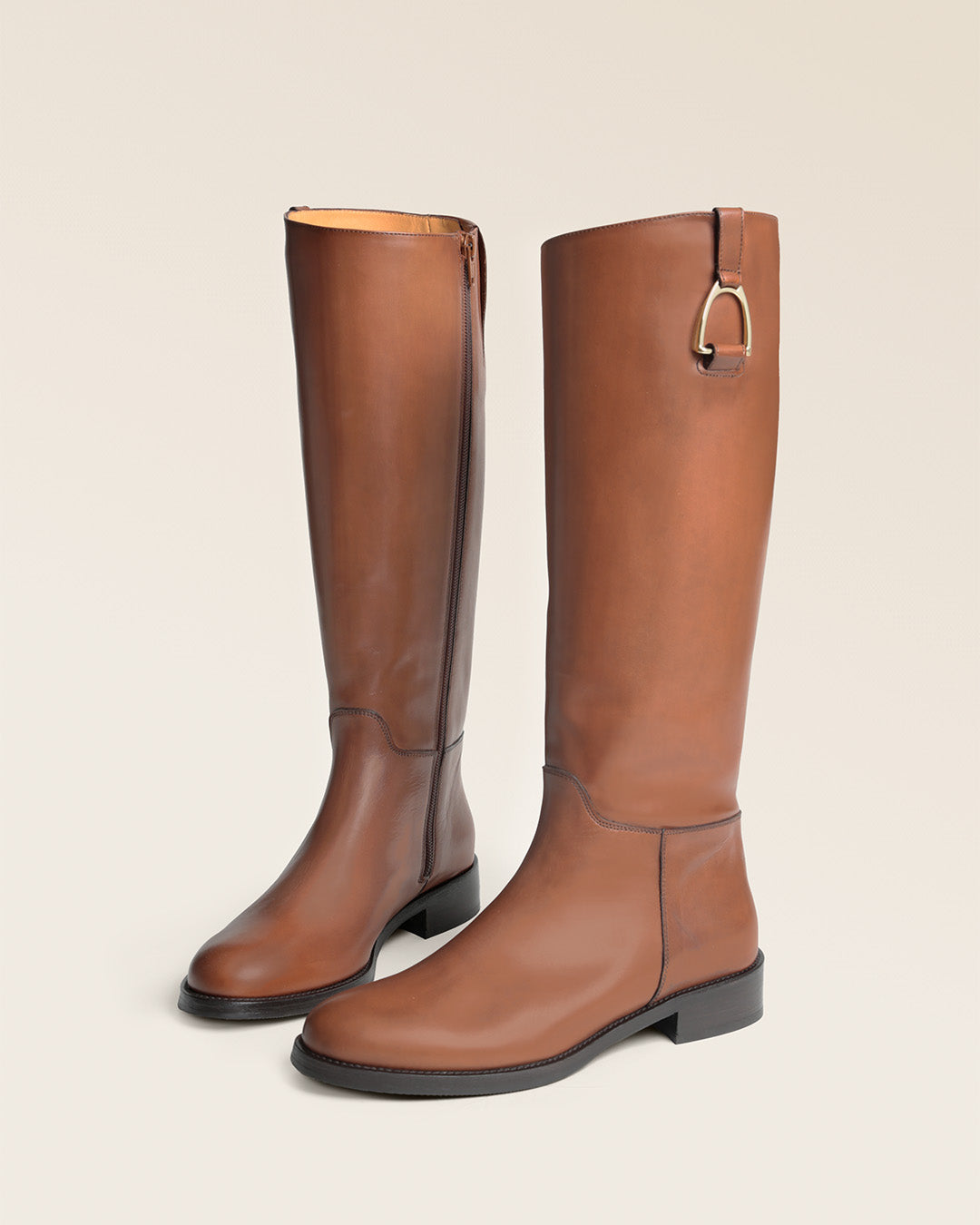 Nos bottes Horse Renouard en cuir de veau lisse fauve, vues en studio.