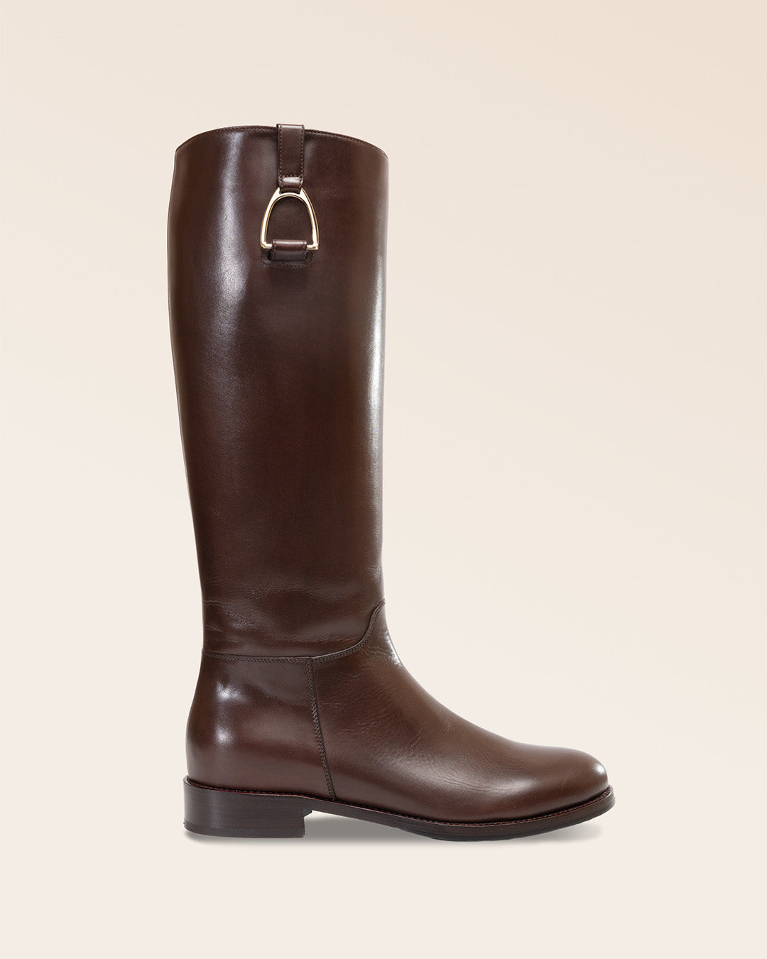 Nos bottes Horse Renouard en cuir de veau lisse chocolat, vues de côté en studio.