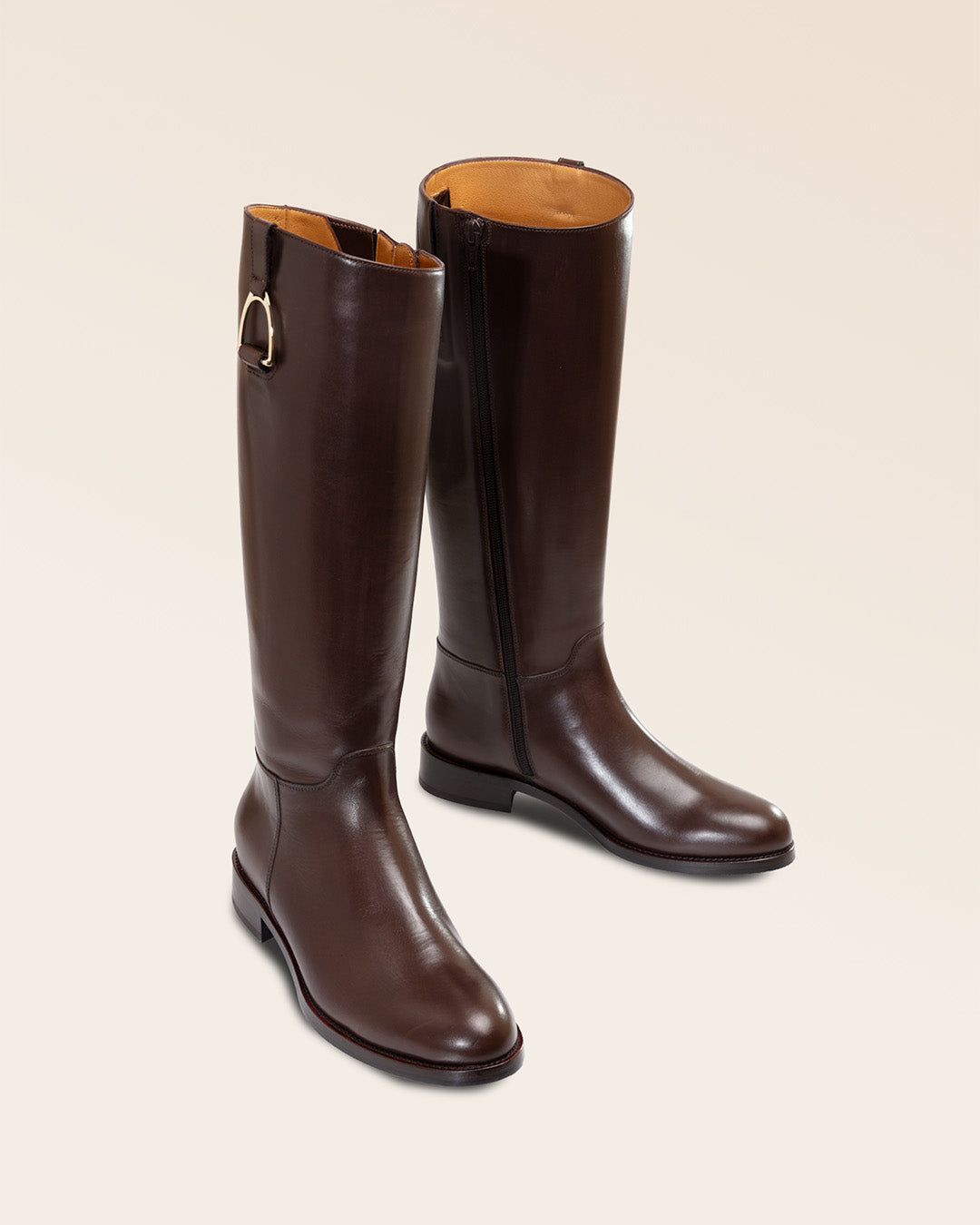 Nos bottes Horse Renouard en cuir de veau lisse chocolat, vues en studio.