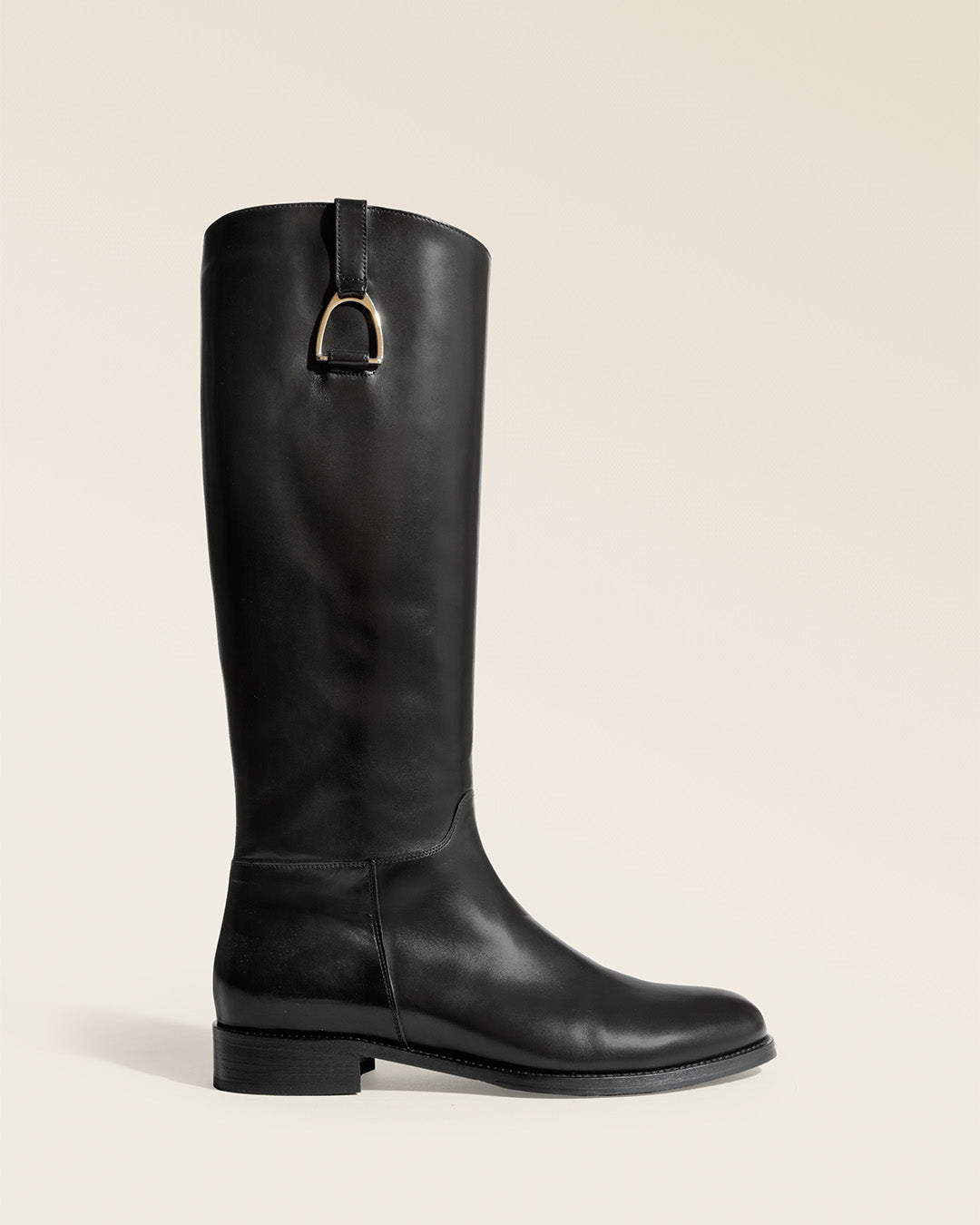 Nos bottes Horse Renouard en cuir de veau lisse noir, vues de côté en studio.