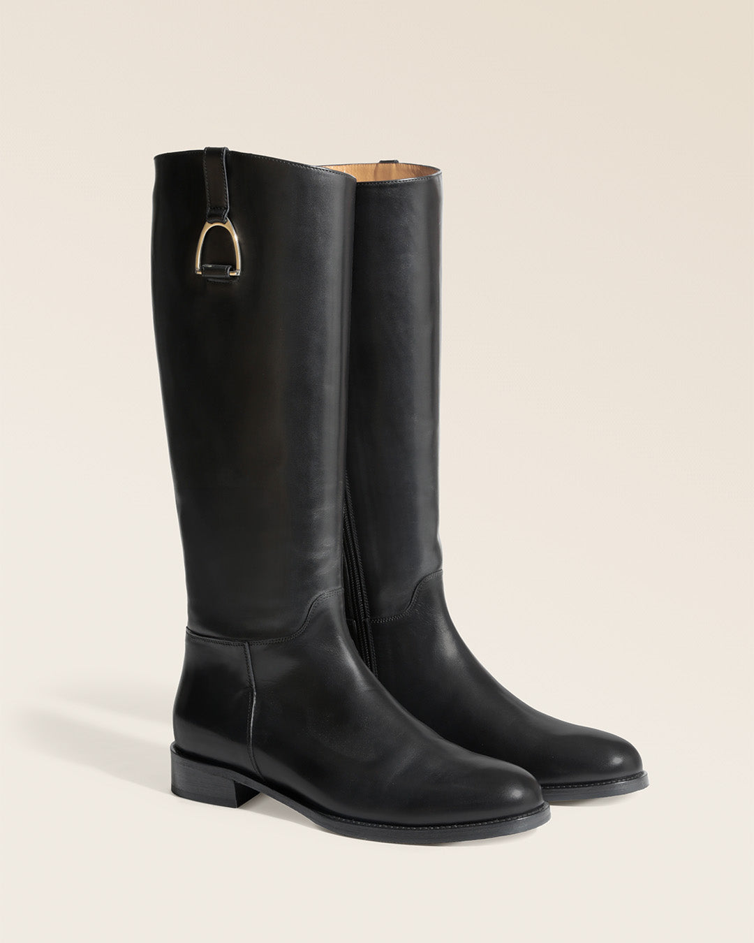 Nos bottes Horse Renouard en cuir de veau lisse noir, vues de quart en studio.