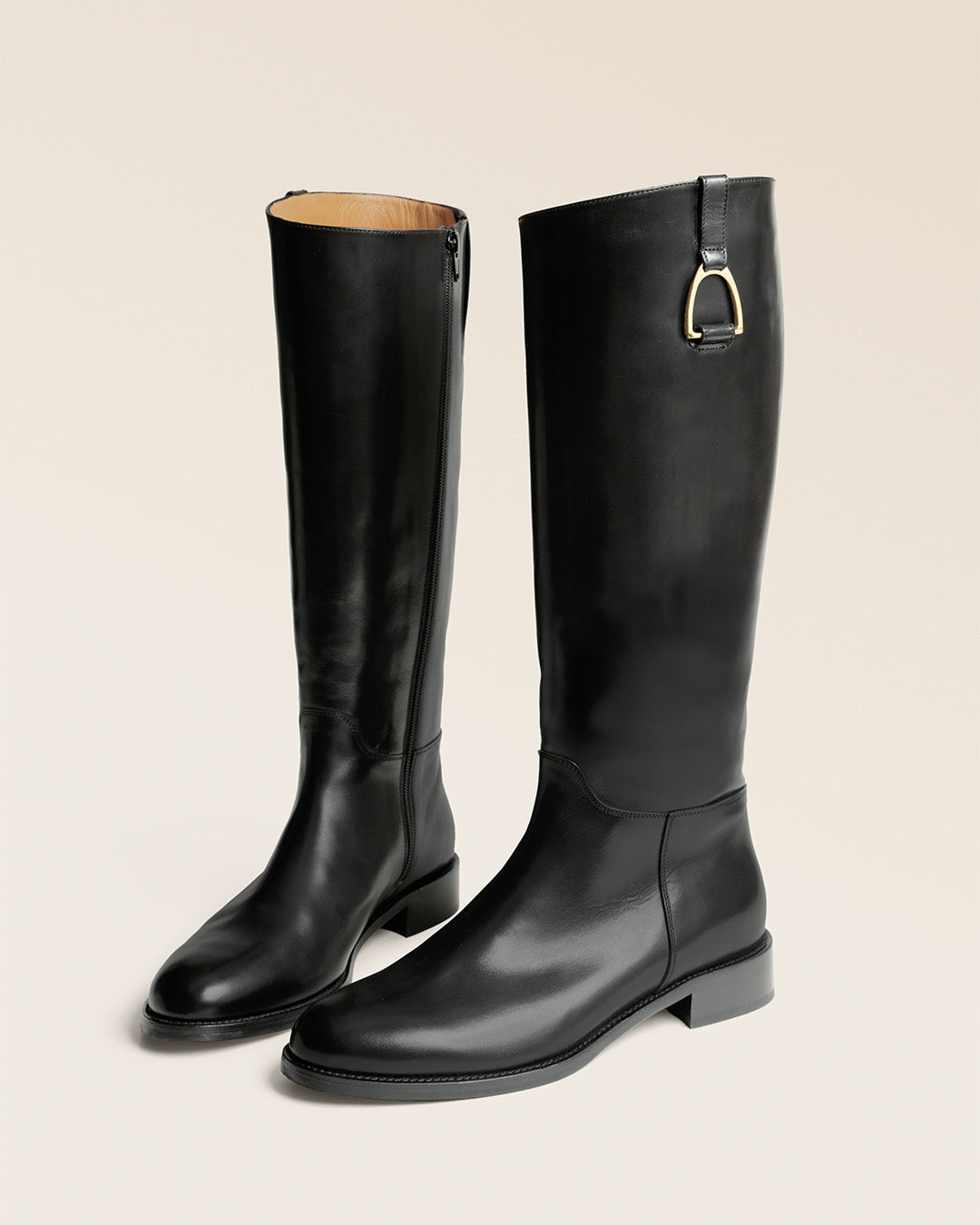 Nos bottes Horse Renouard en cuir de veau lisse noir, vues en studio.