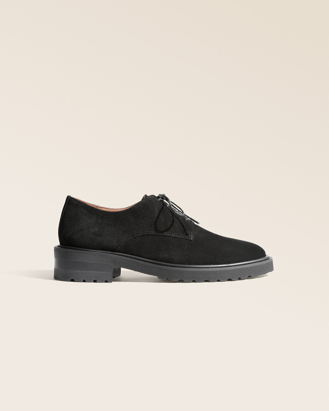 Nos derbies Eva Renouard en cuir velours noir, vues de côté en studio.