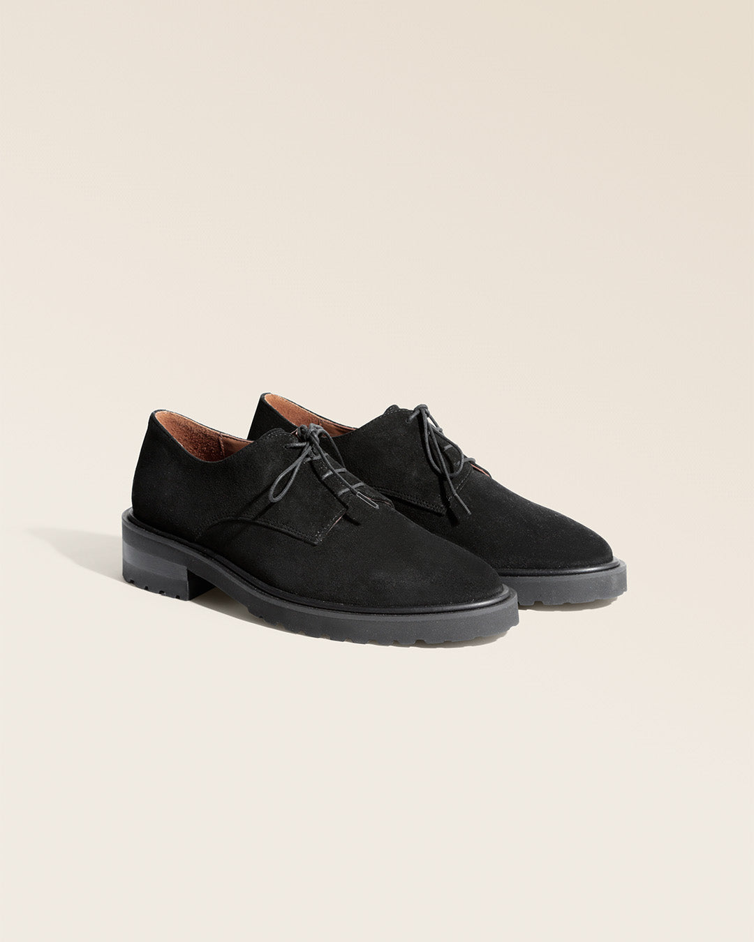 Nos derbies Eva Renouard en cuir velours noir, vues de quart en studio.
