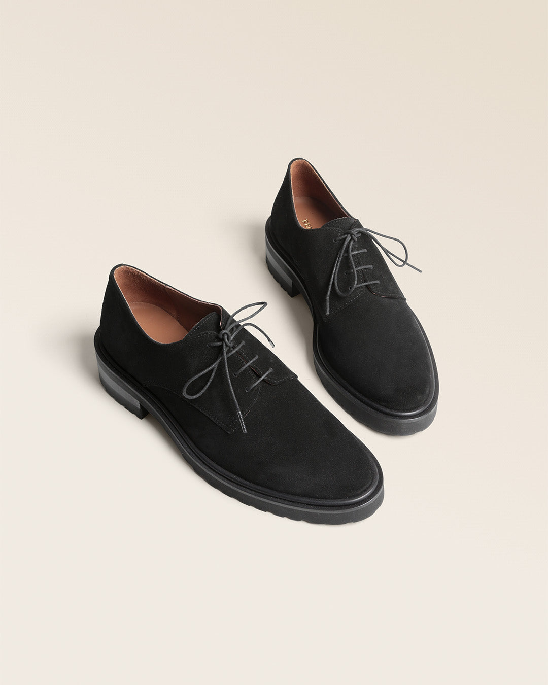Nos derbies Eva Renouard en cuir velours noir, vues en studio.