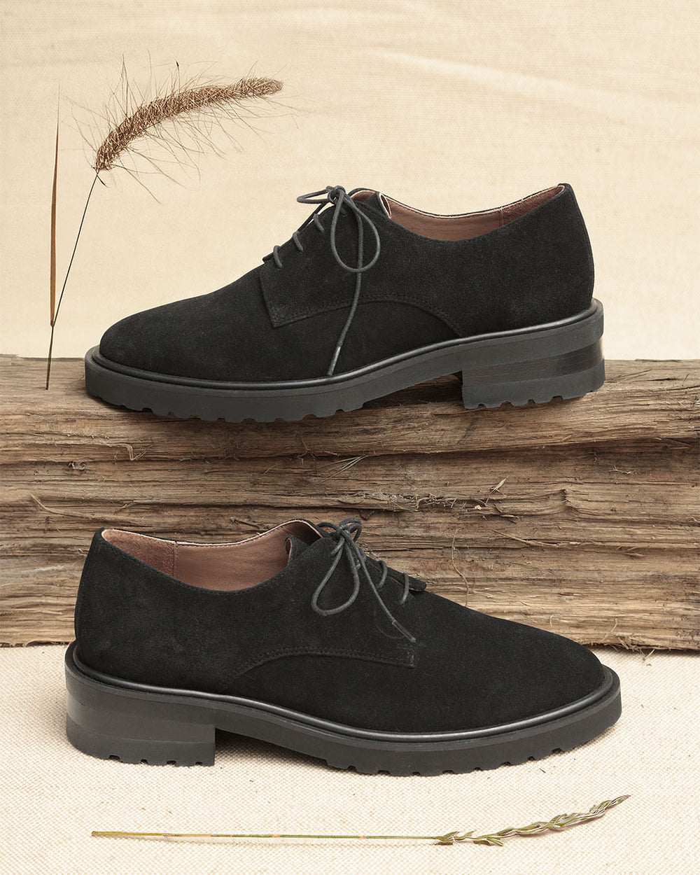 Les derbies Eva Renouard en cuir velours noir, vues de côté en ambiance.
