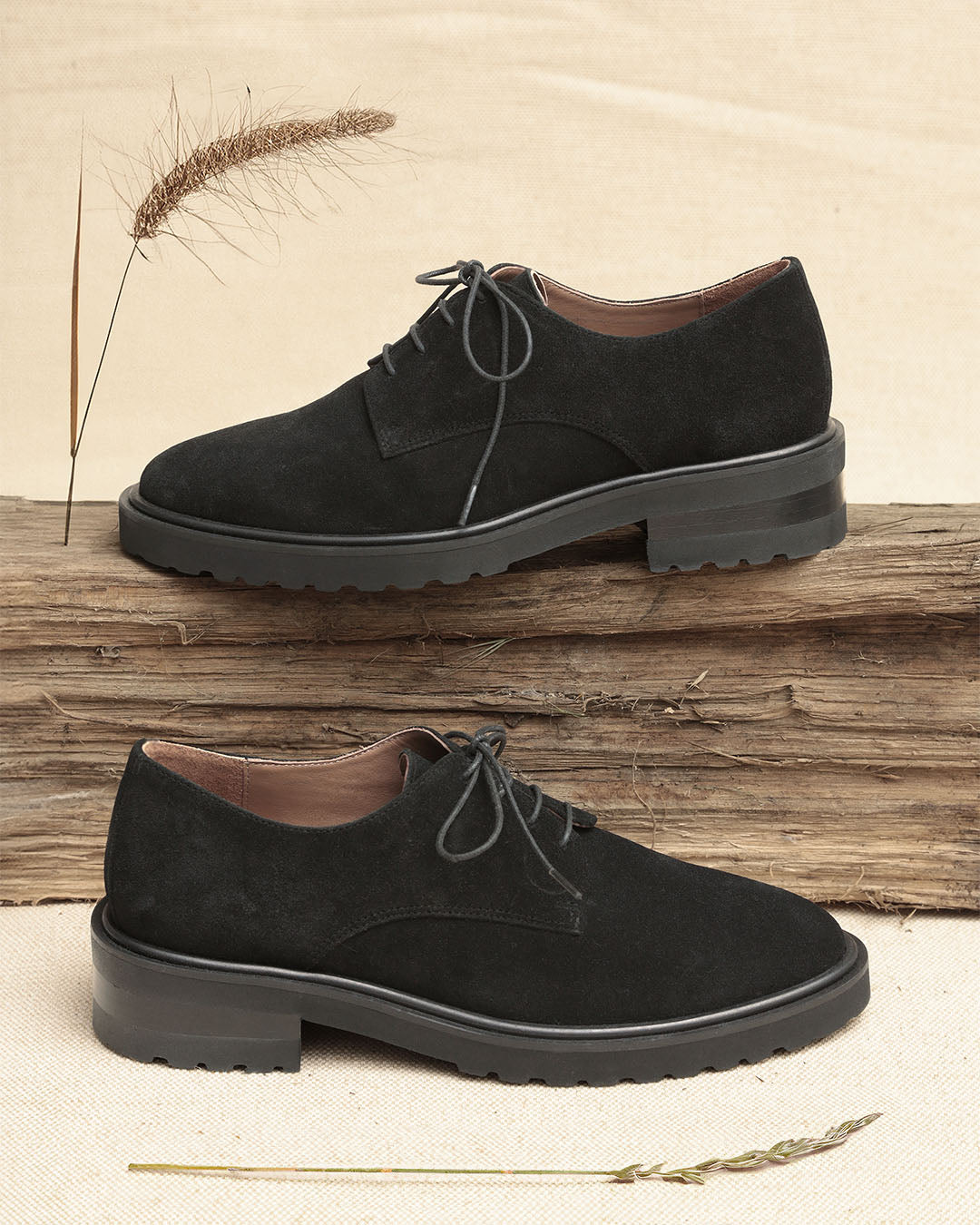 Les derbies Eva Renouard en cuir velours noir, vues de côté en ambiance.