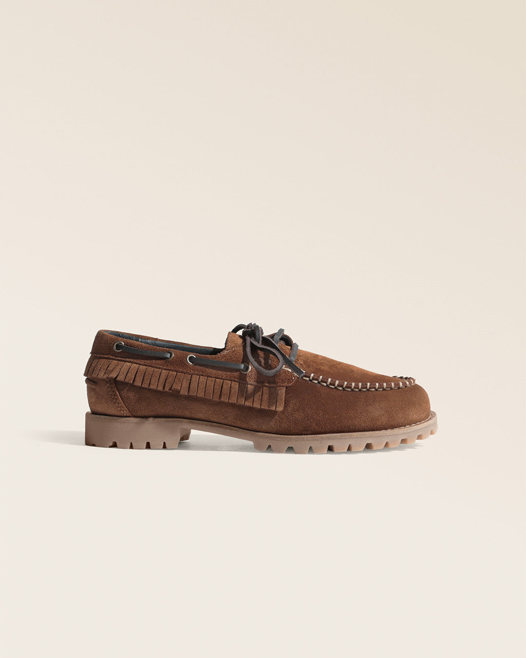 Nos Derbies Land Renouard en cuir veau velours noisette, vues de côté en studio.