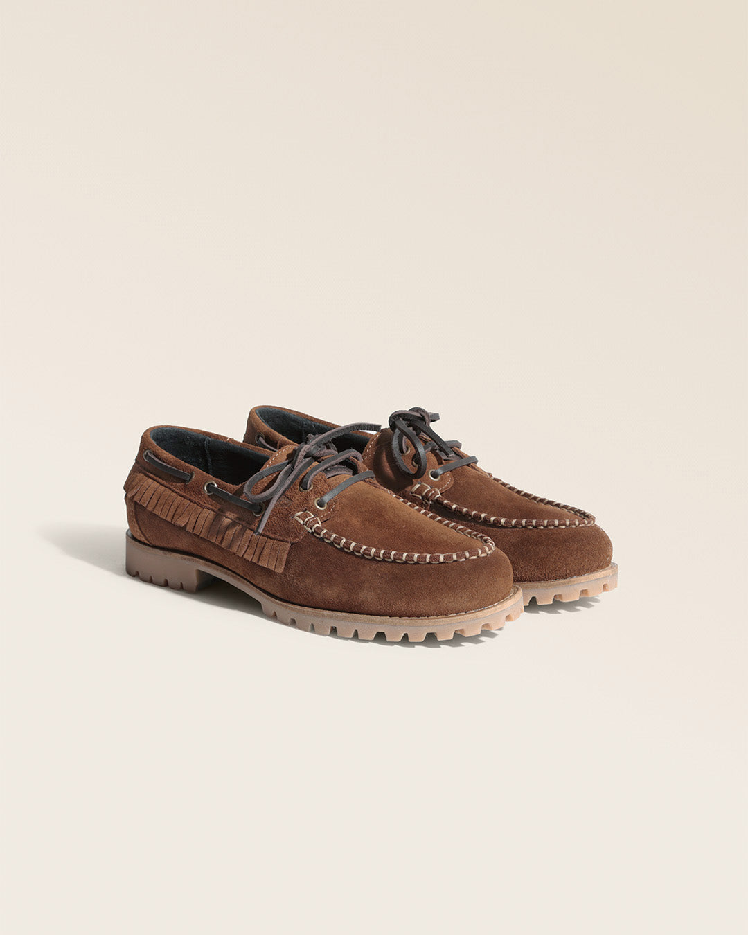 Nos Derbies Land Renouard en cuir veau velours noisette, vues de quart en studio.