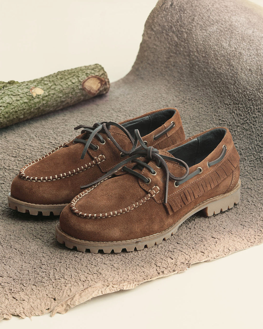 Les derbies Land Renouard en cuir velours noisette et détails franges, vus en ambiance.