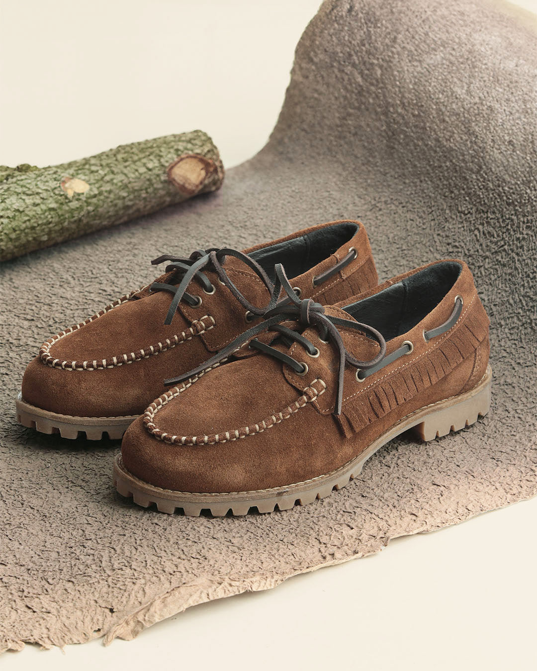 Les derbies Land Renouard en cuir velours noisette et détails franges, vus en ambiance.