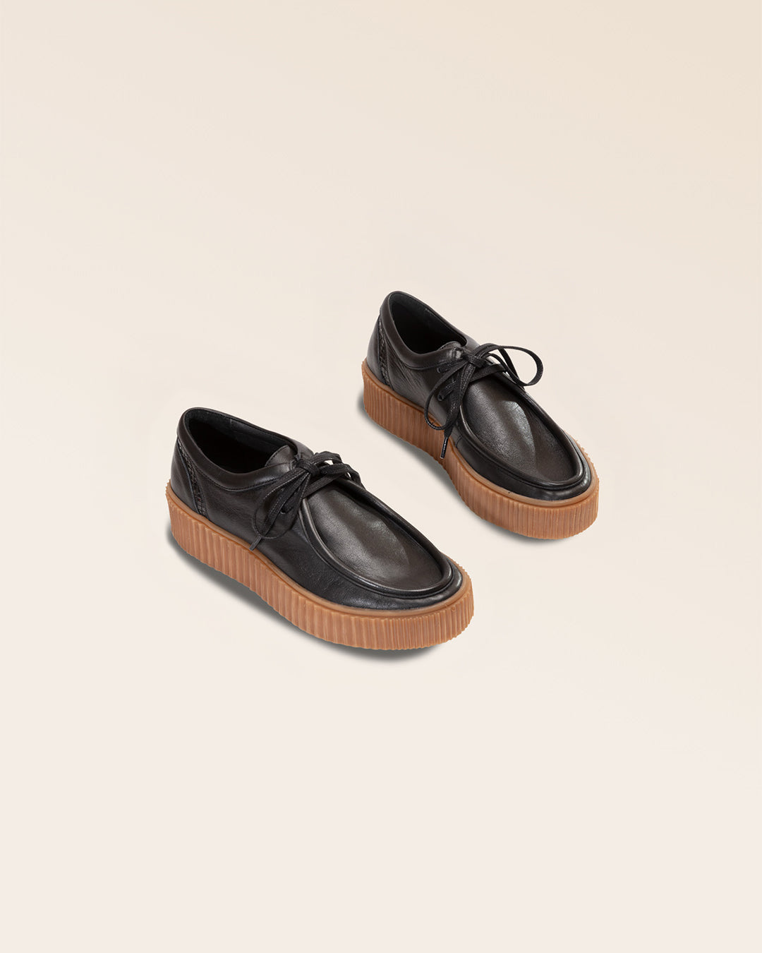 Nos derbies Thessa Renouard en cuir lisse noir, vues en studio.