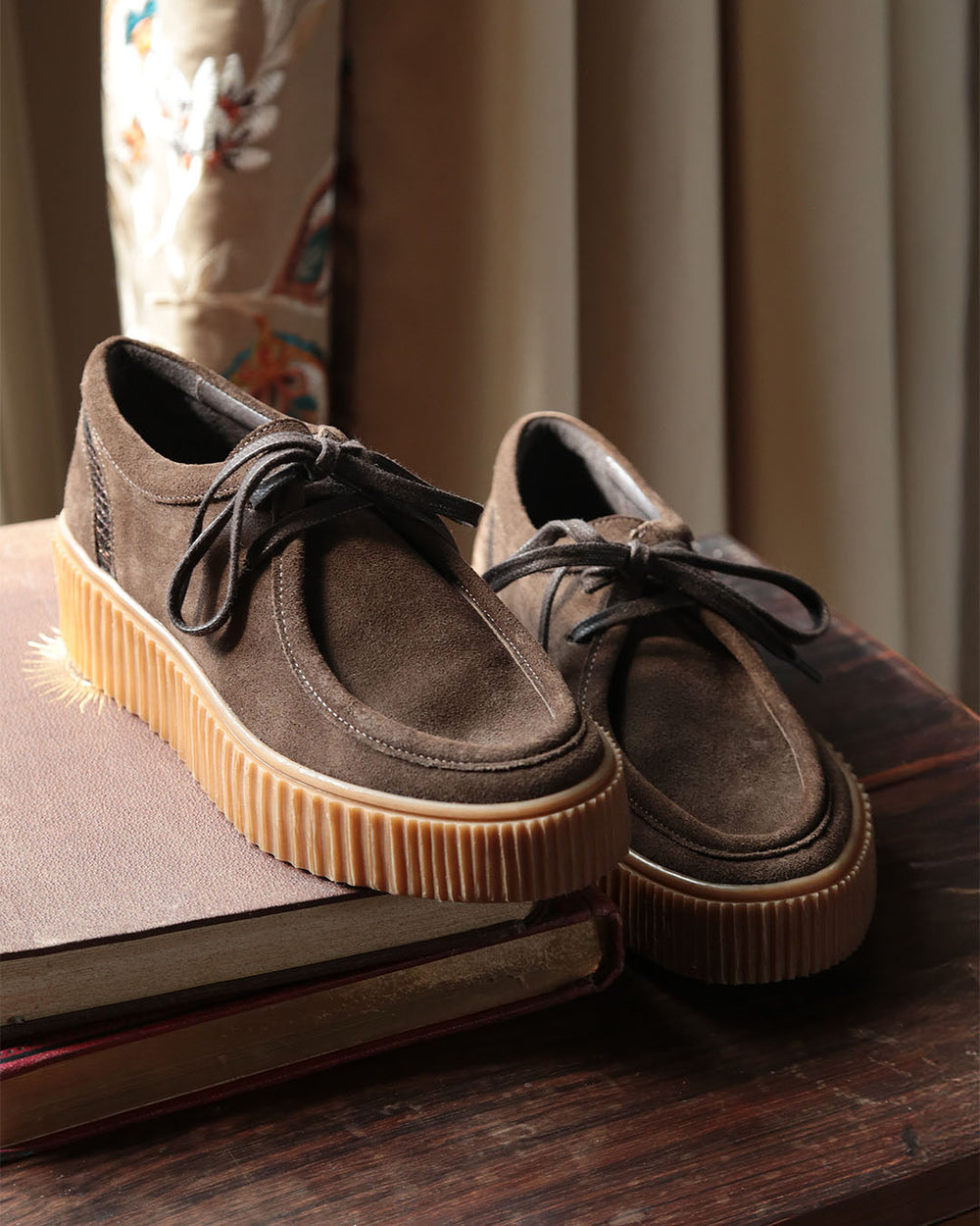 Nos derbies Thessa Renouard en cuir nubuck chocolat, vues en ambiance.