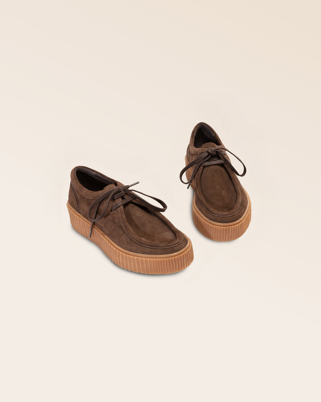 Nos derbies Thessa Renouard en cuir nubuck chocolat, vues en studio.
