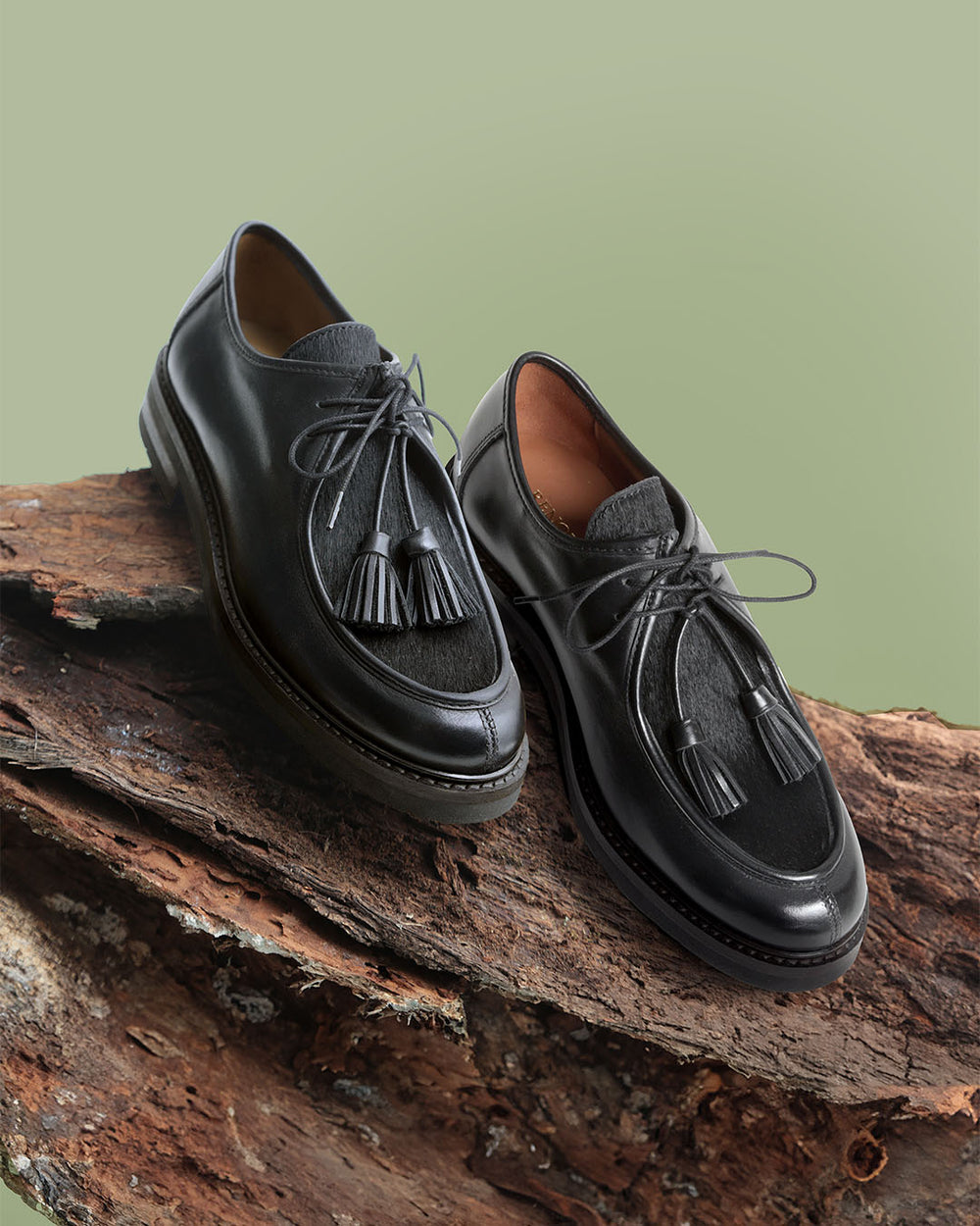 Les derbies Wilson Renouard en cuir lisse et poulain noir, vues de quart en ambiance.