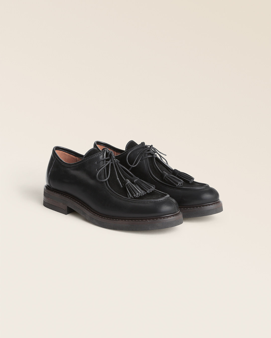 Nos derbies Wilson Renouard en cuir lisse et poulain noir, vues de quart en studio.