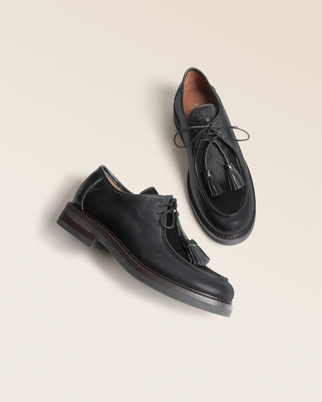 Nos derbies Wilson Renouard en cuir lisse et poulain noir, vues en studio.