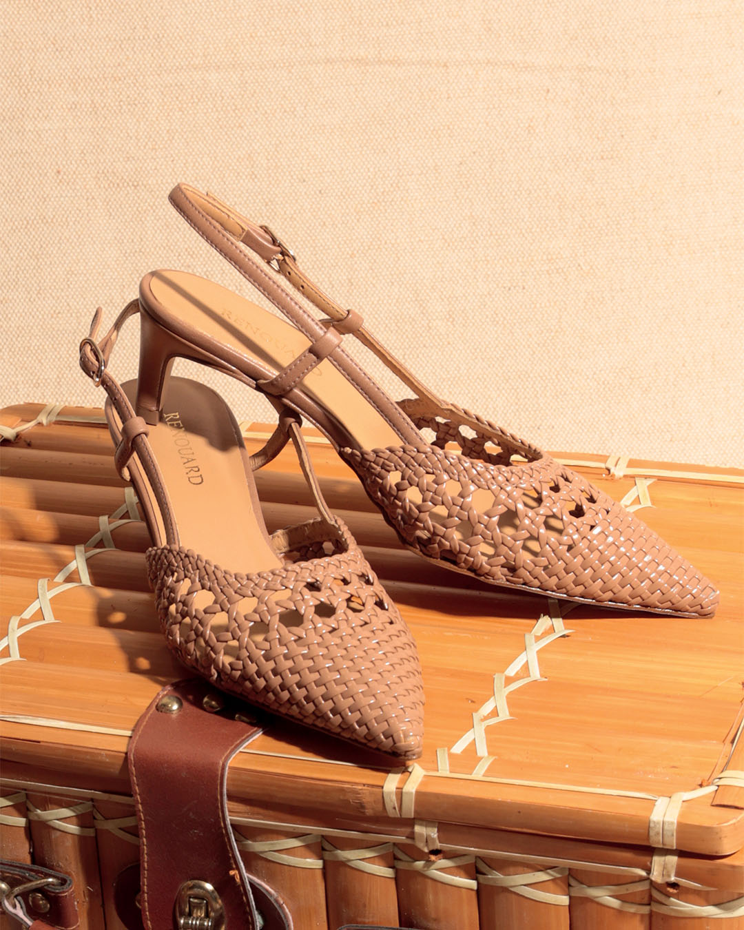 Nos escarpins Palerme Renouard en cuir lisse tressé camel, vues en ambiance.