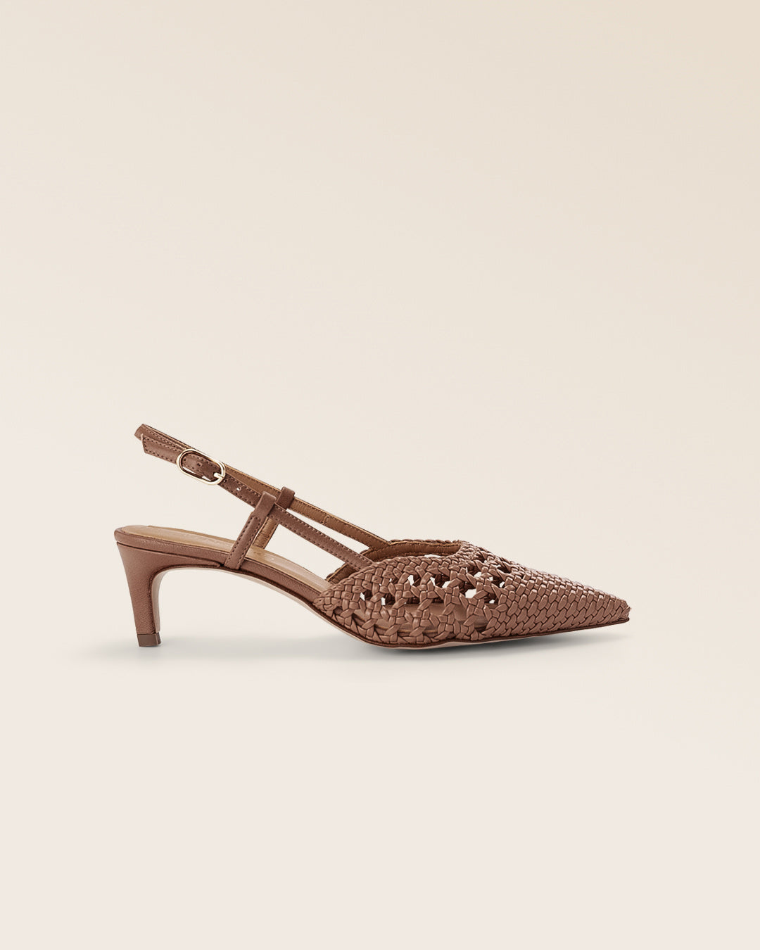 Nos escarpins Palerme Renouard en cuir lisse tressé camel, vus de côté en studio.
