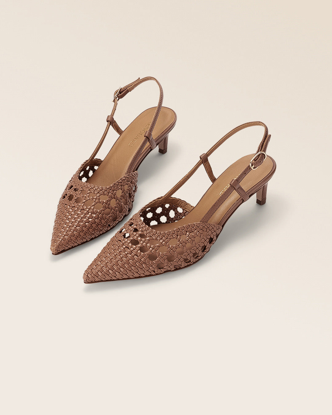 Nos escarpins Palerme Renouard en cuir lisse tressé camel, vus en studio.