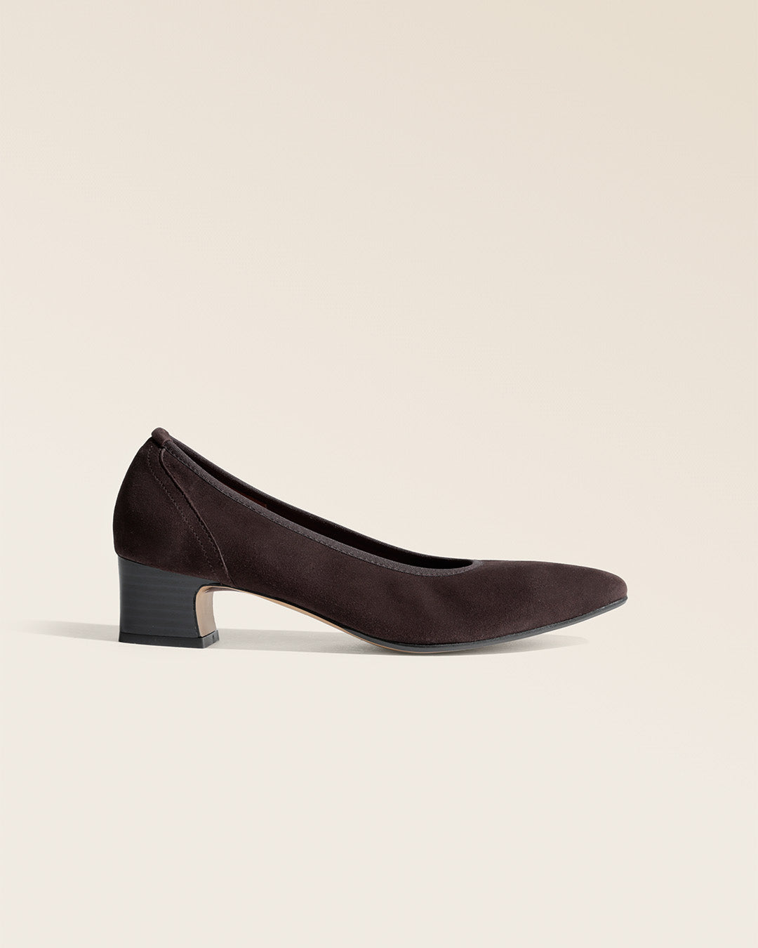 Nos escarpins Salva Renouard en cuir velours chocolat, vus de côté en studio.