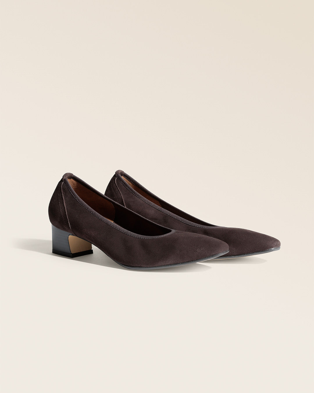 Nos escarpins Salva Renouard en cuir velours chocolat, vus de quart en studio.