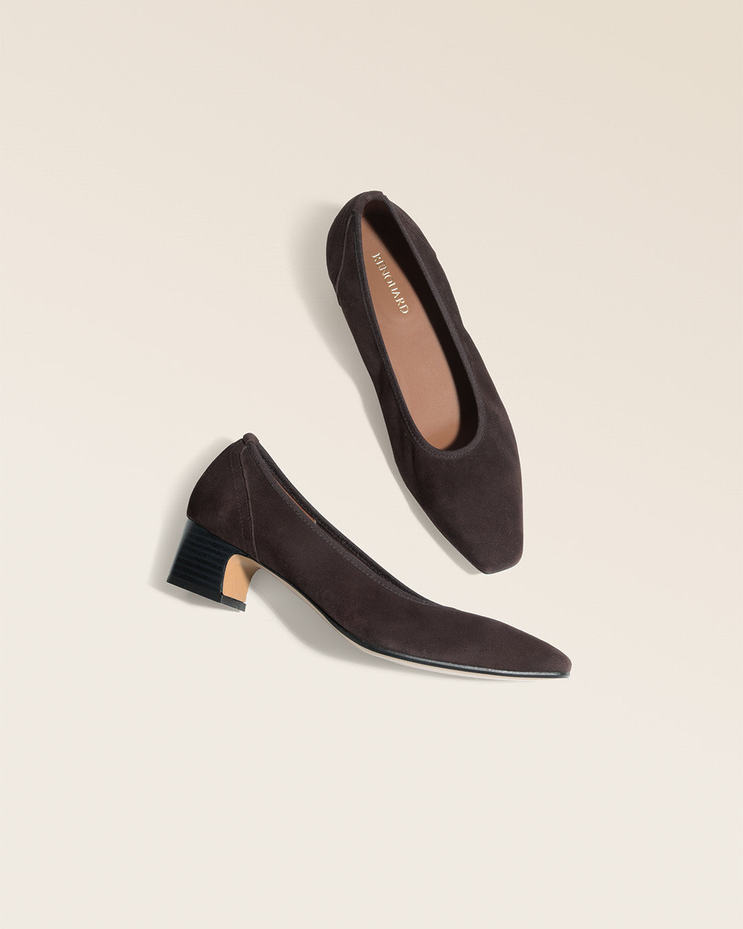Nos escarpins Salva Renouard en cuir velours chocolat, vus en studio.