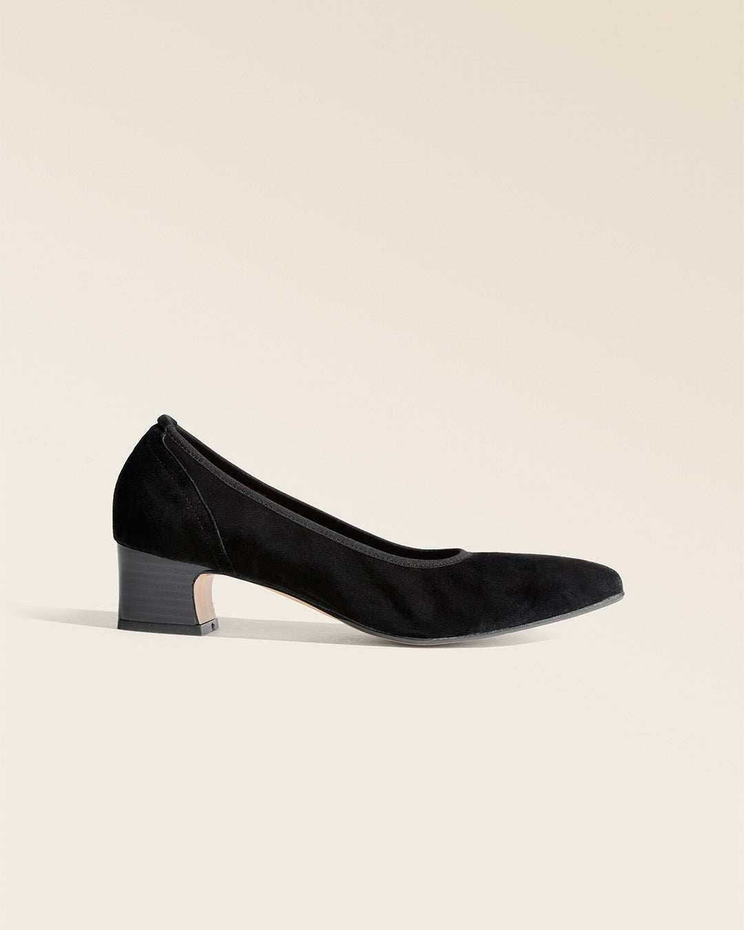 Nos escarpins Salva Renouard en cuir velours noir, vues de côté en studio.
