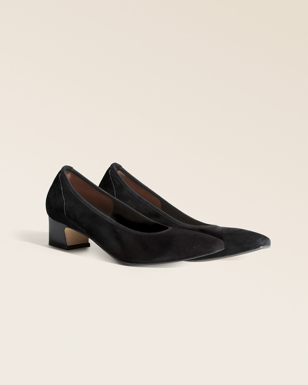 Nos escarpins Salva Renouard en cuir velours noir, vues de quart en studio.