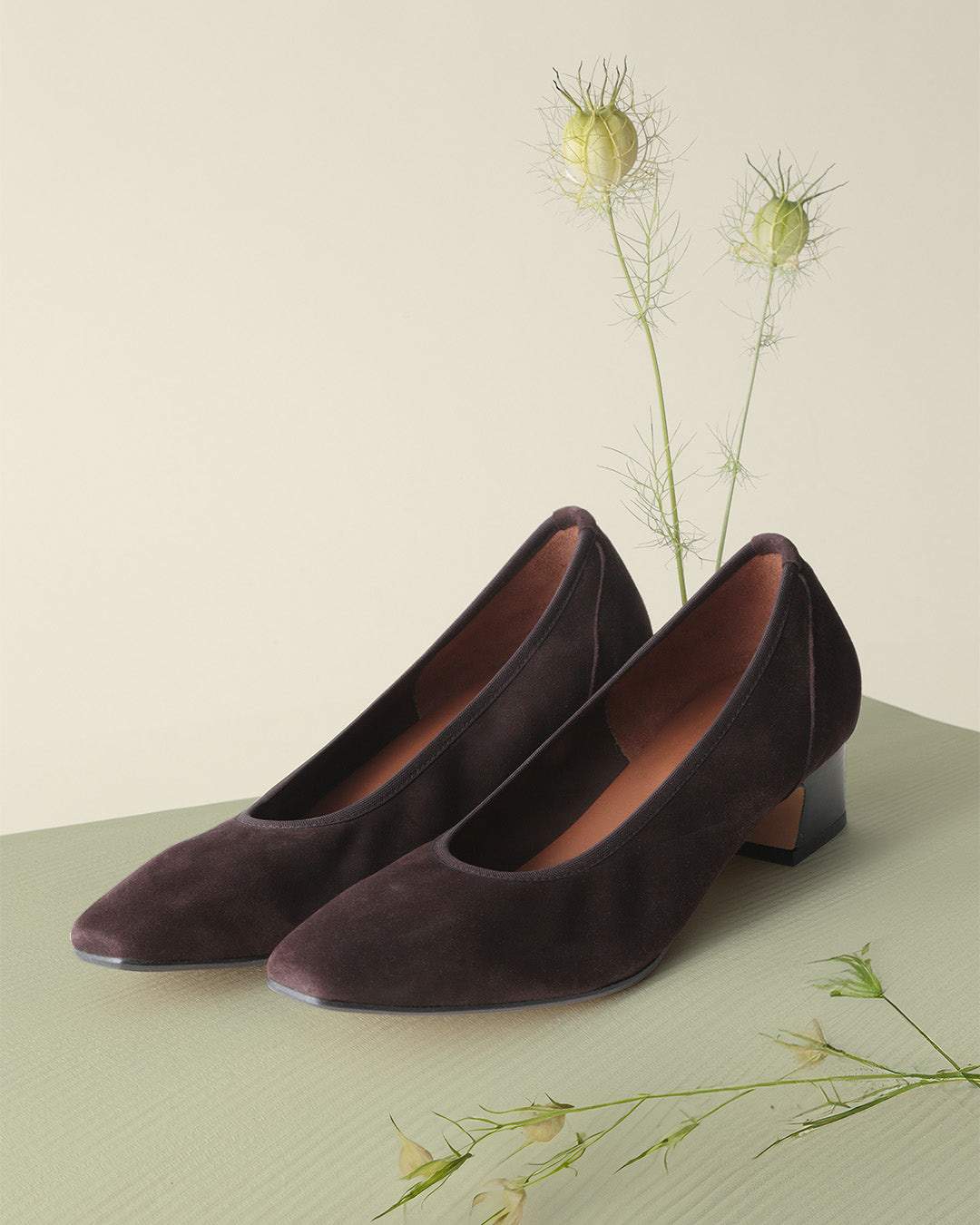 Les escarpins Salva Renouard en cuir velours chocolat, vus de quart en ambiance.