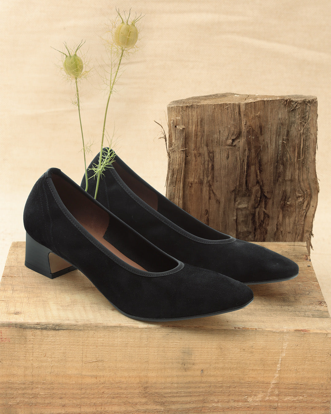 Les escarpins Salva Renouard en cuir velours noir, vus de quart en ambiance.