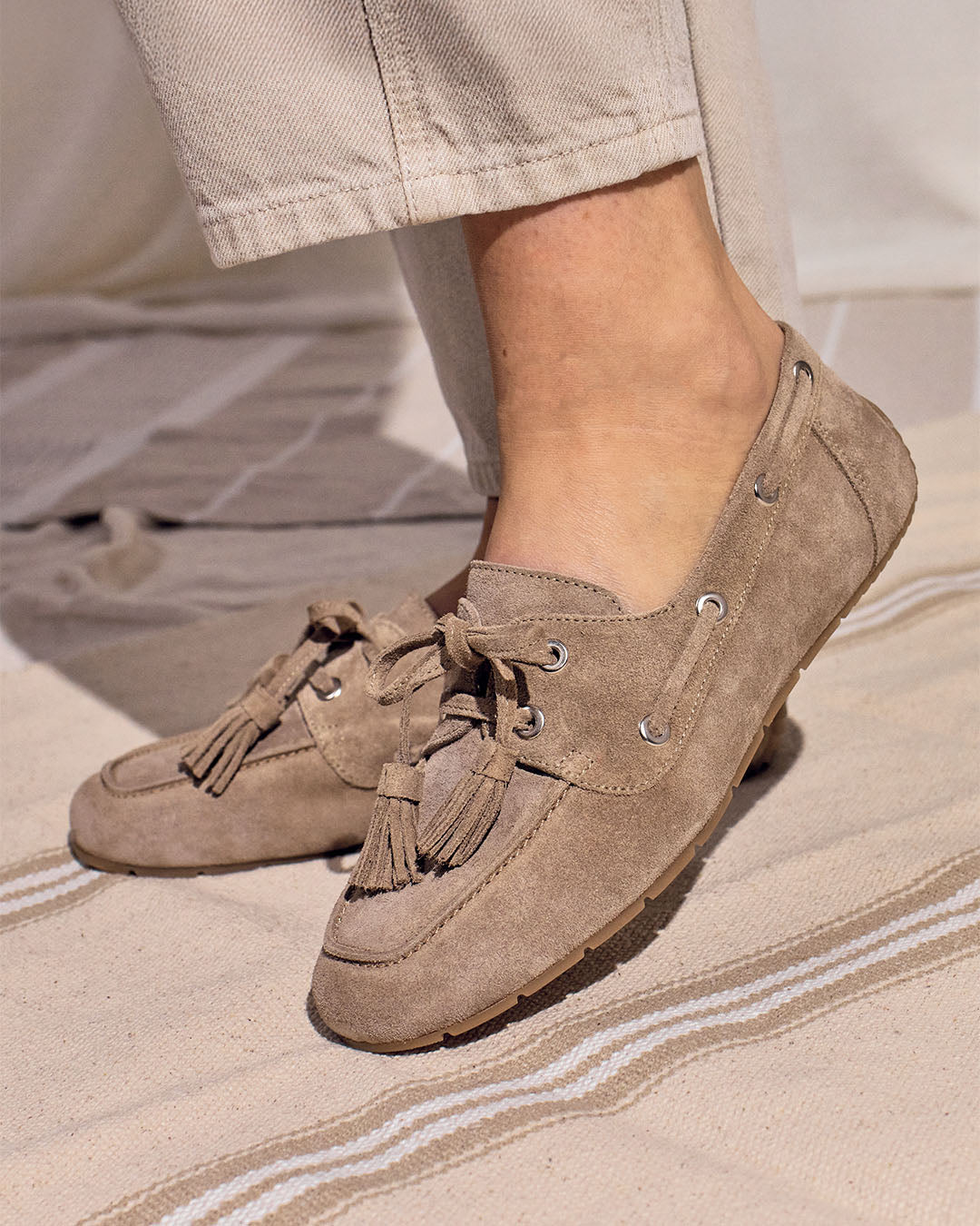 Nos mocassins BIanka Renouard en cuir nubuck taupe, vus portés par un mannequin.