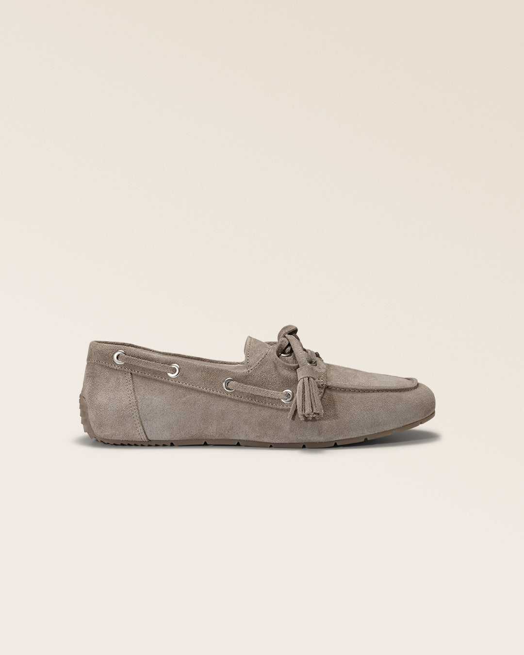 Nos mocassins BIanka Renouard en cuir nubuck taupe, vus de côté en studio.