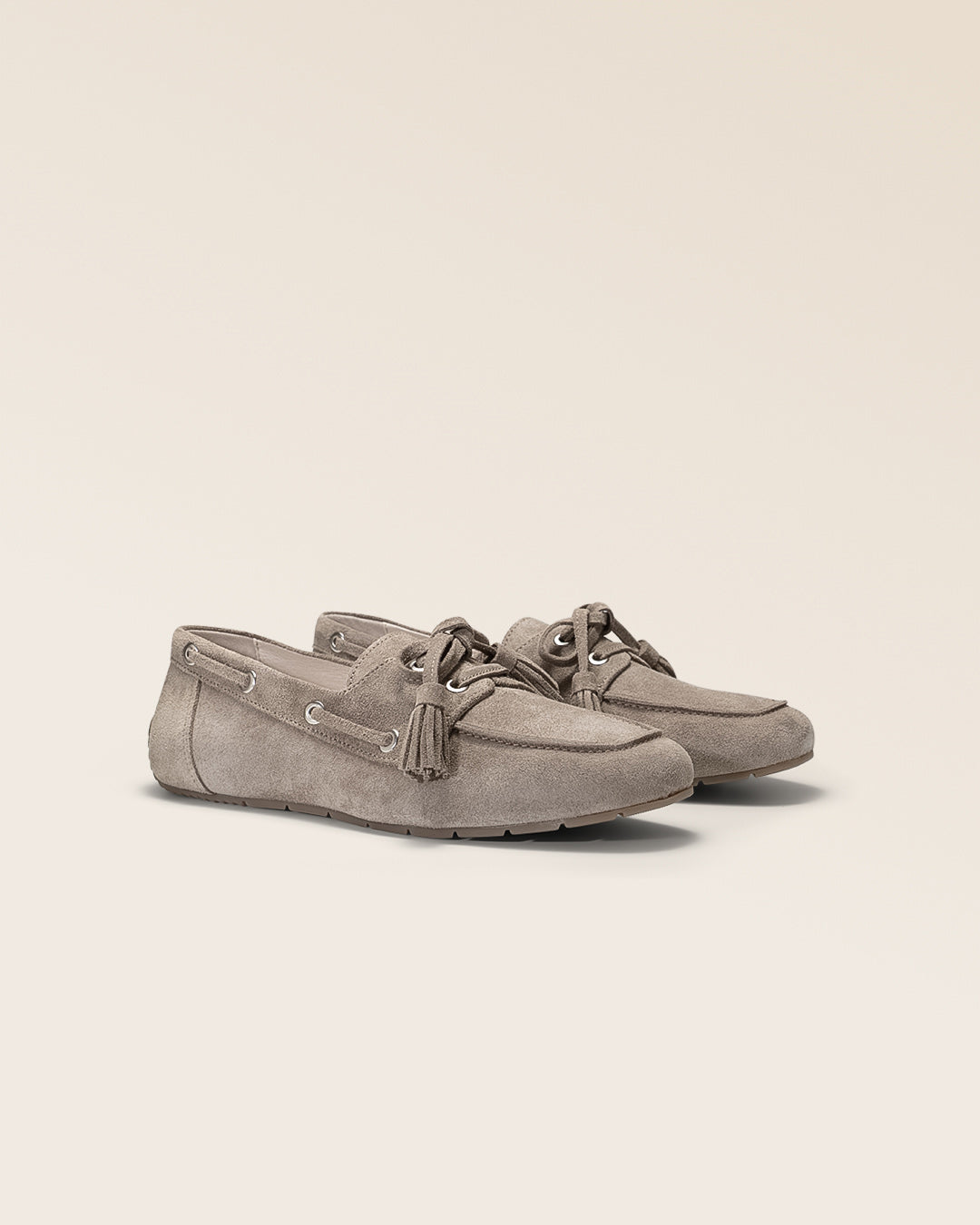 Nos mocassins BIanka Renouard en cuir nubuck taupe, vus de quart en studio.