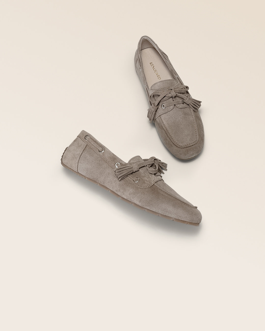 Nos mocassins BIanka Renouard en cuir nubuck taupe, vus en studio.