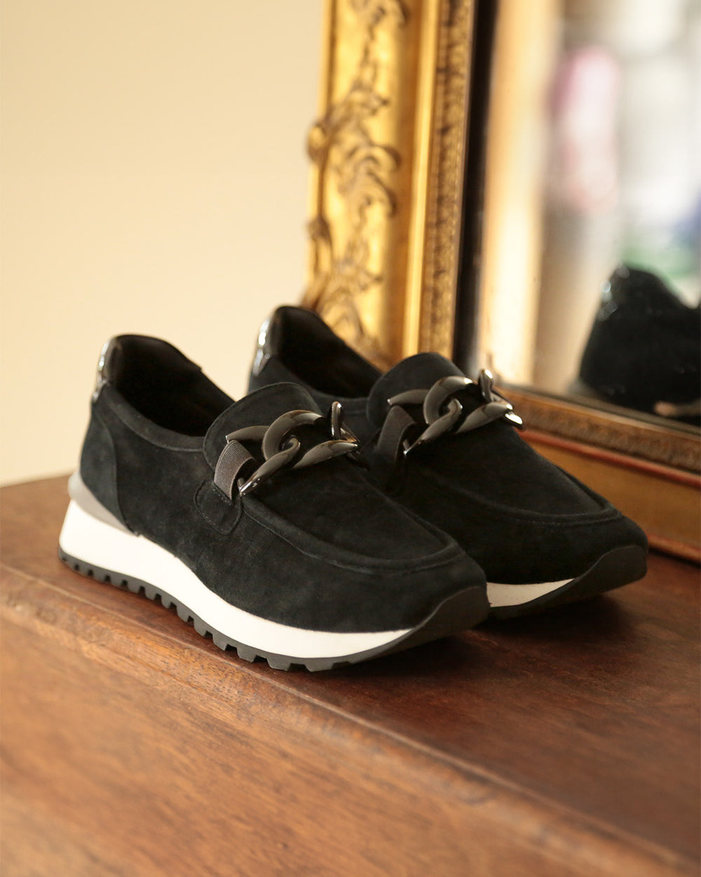 Nos mocassins Elie Renouard en cuir nubuck noir, vus en ambiance.