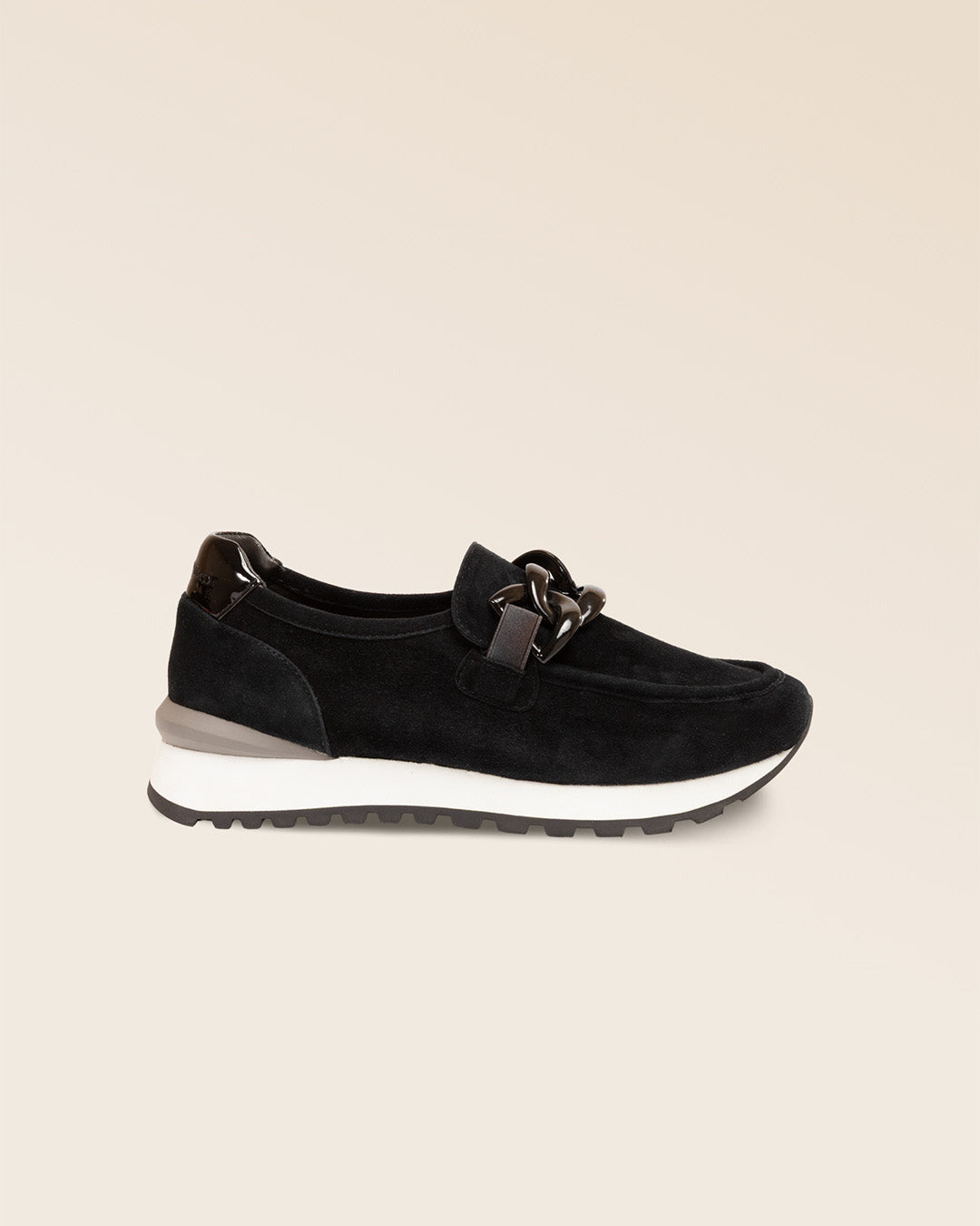 Nos mocassins Elie Renouard en cuir nubuck noir, vus de côté en studio.