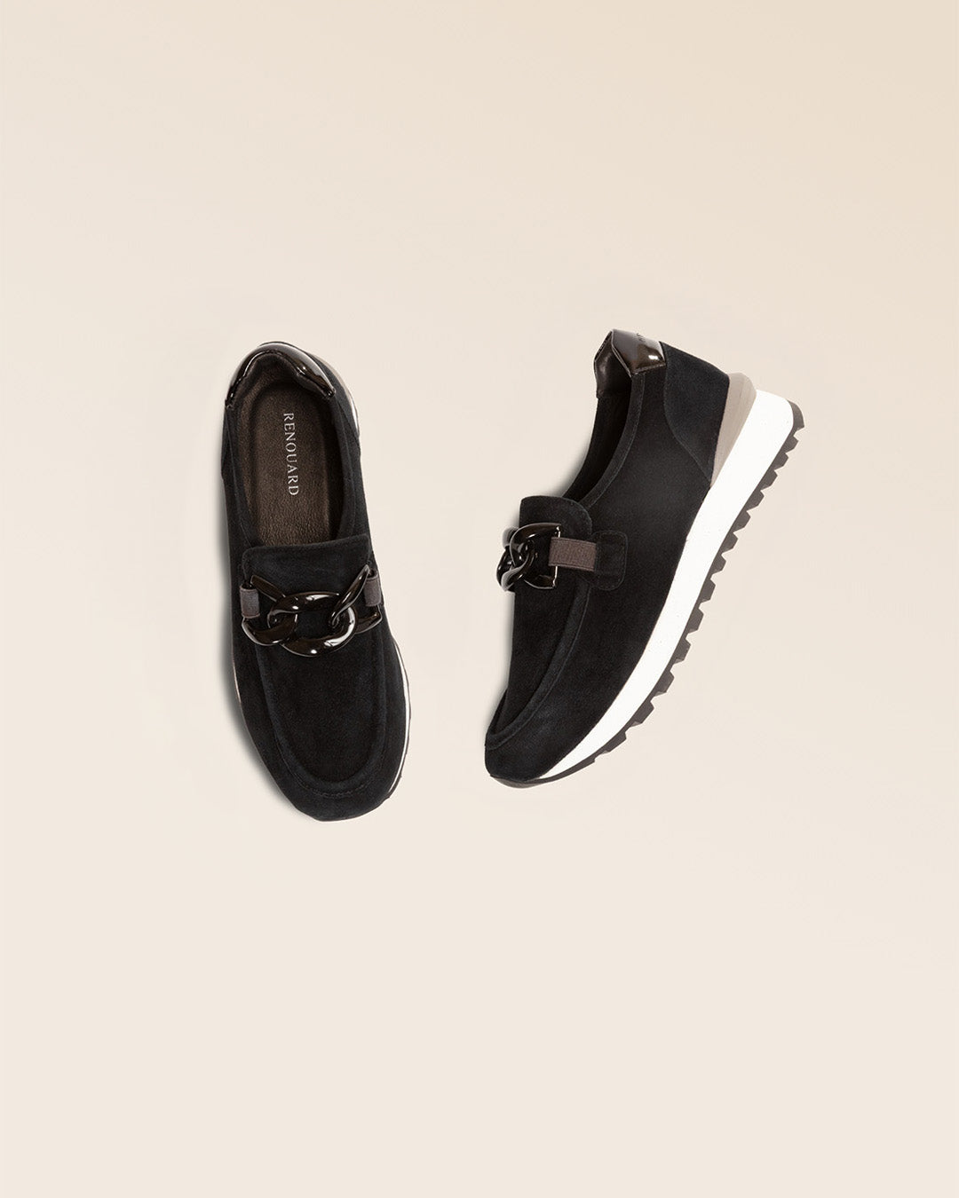 Nos mocassins Elie Renouard en cuir nubuck noir, vus en studio.