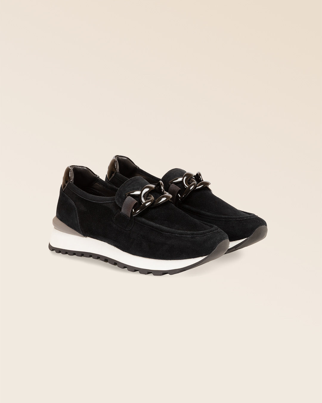 Nos mocassins Elie Renouard en cuir nubuck noir, vus de quart en studio.
