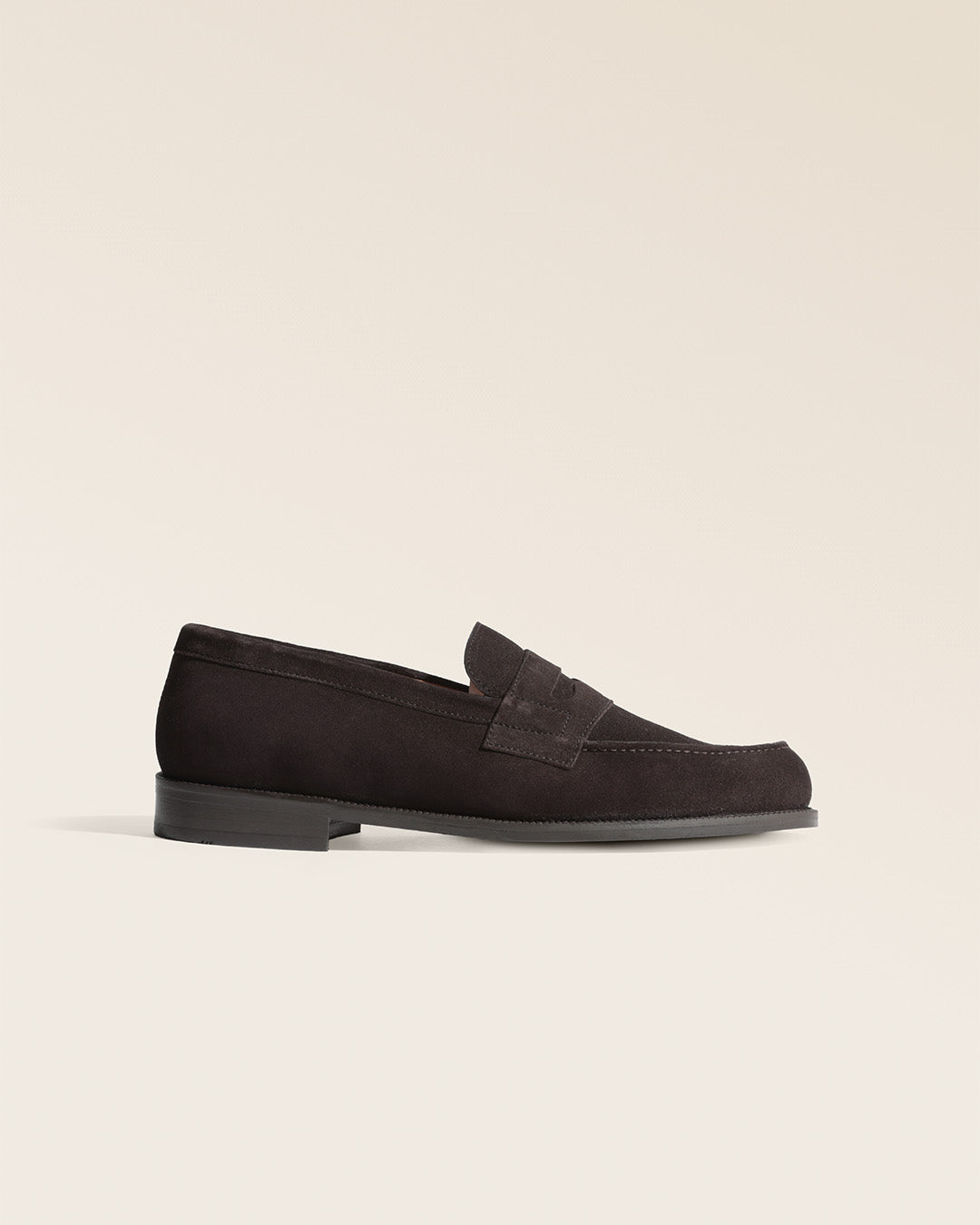Nos mocassins pour hommes James Renouard en cuir velours chocolat, vus de côté en studio.