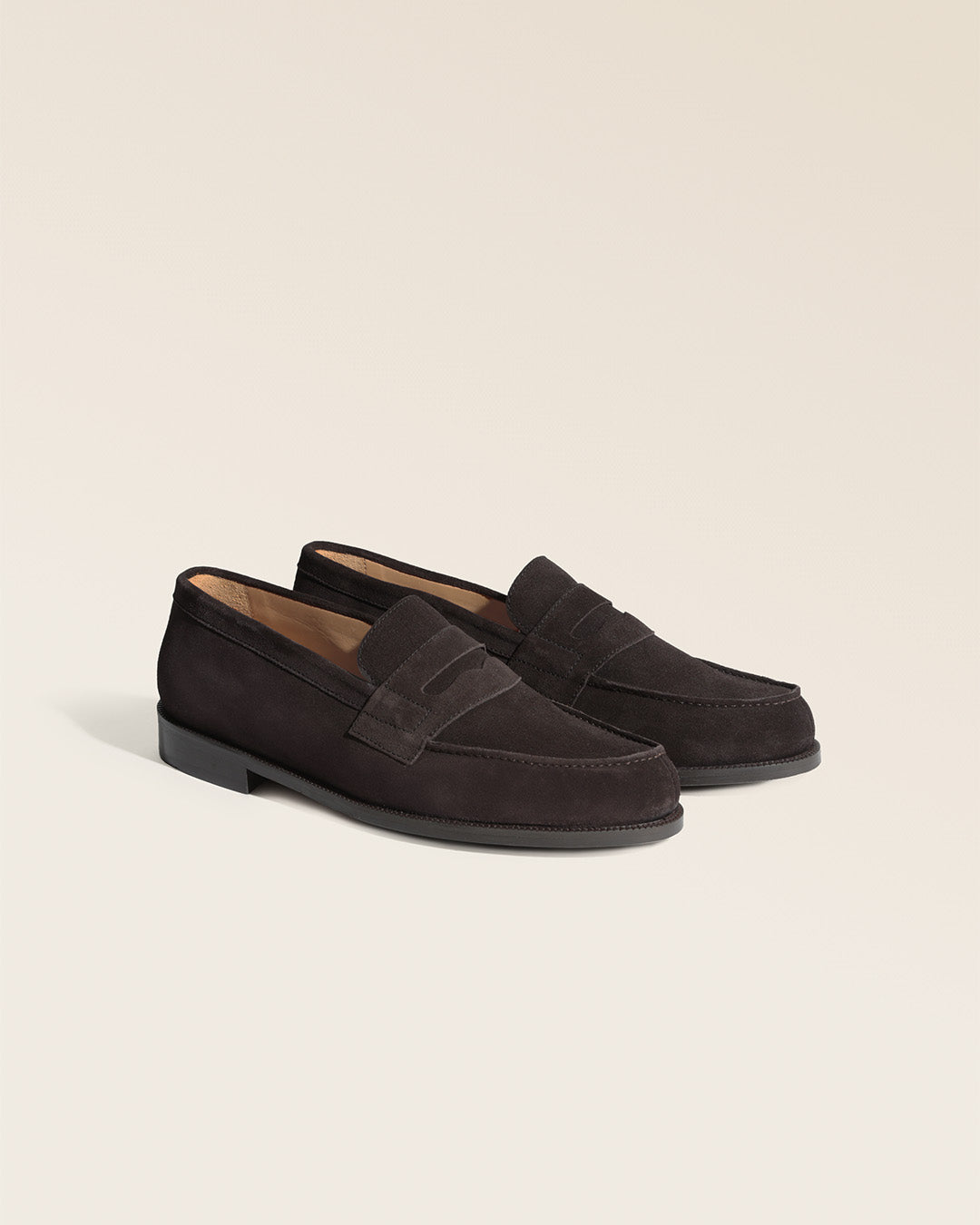 Nos mocassins pour hommes James Renouard en cuir velours chocolat, vus de quart en studio.