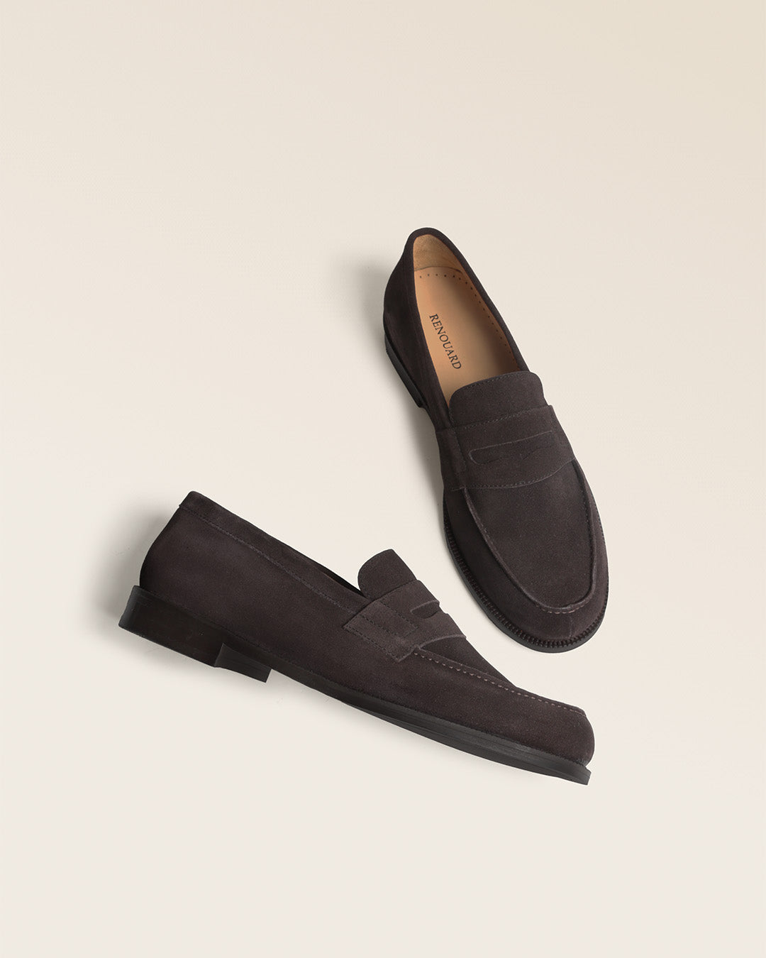 Nos mocassins pour hommes James Renouard en cuir velours chocolat, vus en studio.