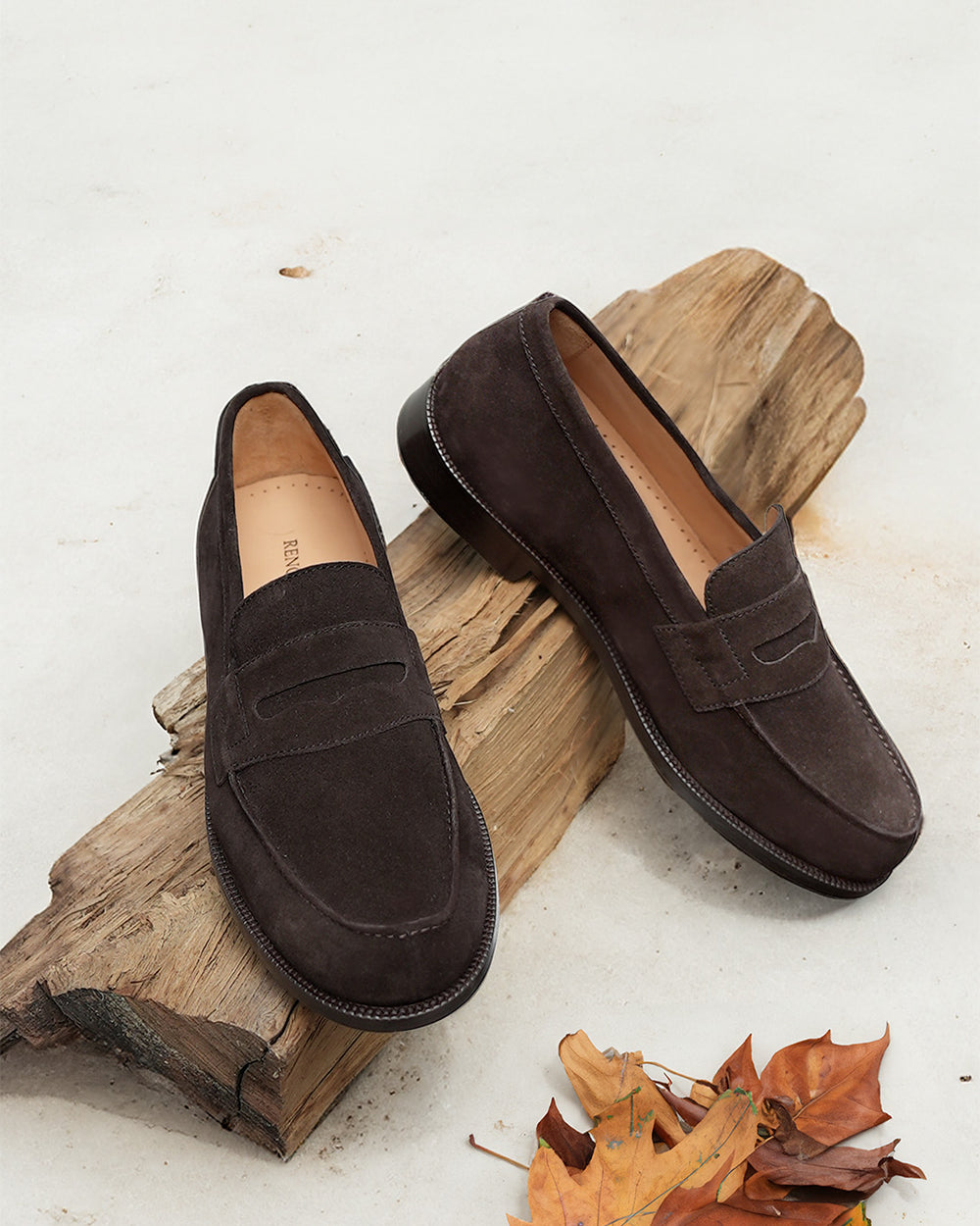 Les mocassins pour hommes James Renouard, en cuir velours chocolat, vus en ambiance.